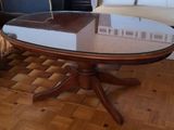 une table en verre sur laquelle est posé un livre, dans un salon