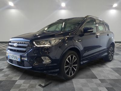 Le nouveau SUV Ford Kuga est garé dans un showroom.