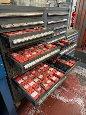 2 meubles d'outillage contenant électrode en cuivre - Photo 1