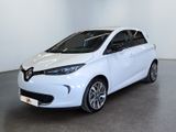 Une voiture blanche est garée dans une grande pièce