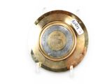 une assiette en or sur laquelle repose une pièce de monnaie, posée sur un fond blanc