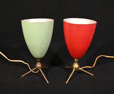 une paire de lampes en verre rouge et vert posées sur une surface noire