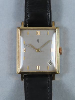 gros plan d'une montre-bracelet avec un bracelet noir