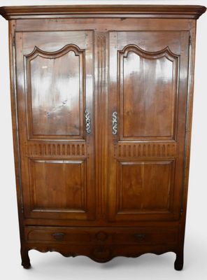 une image représentant une armoire en bois avec deux portes de chaque côté