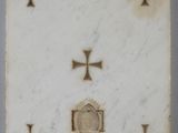 une image représentant une plaque en marbre blanc ornée de croix et d'un médaillon