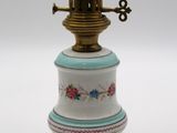 un petit vase bleu et blanc muni d'une anse dorée