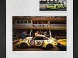 une image représentant un calendrier sur lequel figure une voiture de course jaune