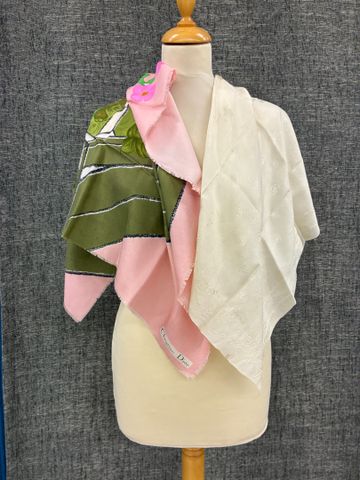 CHRISTIAN DIOR – Carré en soie rose et gris. Joint carré en soie ...