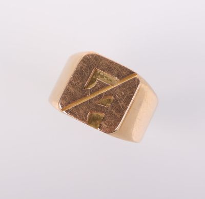 Chevalière en or En or jaune 18k (750) en partie moulurée et…