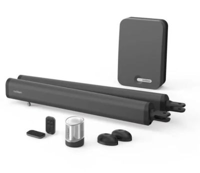 un gros plan d'une enceinte noire avec une télécommande et d'autres accessoires