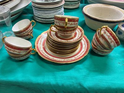 beaucoup d'assiettes et de tasses sur la table