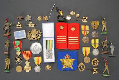 de nombreuses médailles militaires posées sur une table