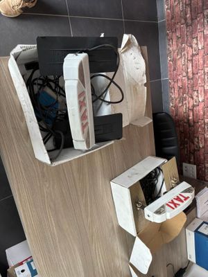 une armoire en bois sur laquelle sont posés tout un tas d'appareils électroniques