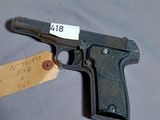un pistolet, avec son étiquette de prix, posé sur une table