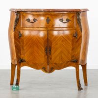Une commode à plateau en marbre, de style Louis XV, avec mar… (photo 3)
