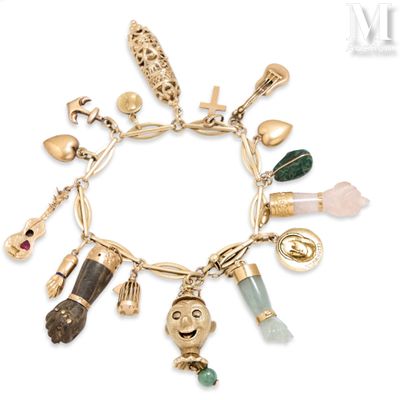 un bracelet en or orné de diverses breloques