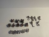 tout un tas de lettres et de chiffres de toutes sortes sur la table