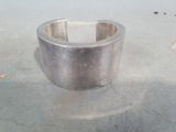 une bague en argent posée sur une table