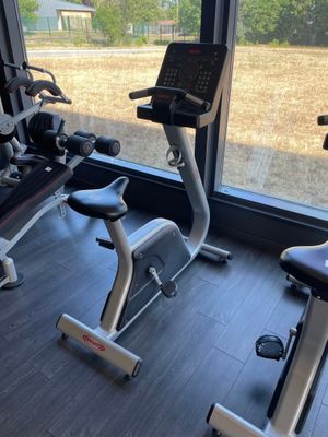 deux vélos d'appartement et un vélo d'intérieur dans la salle de sport