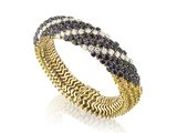 un gros plan sur un bracelet en or serti de saphirs et de diamants