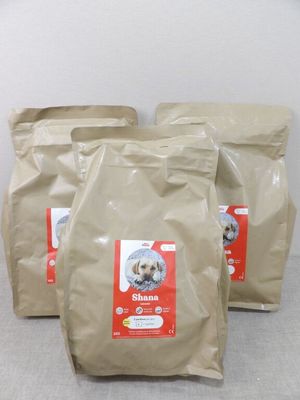 trois sacs de croquettes posés par terre