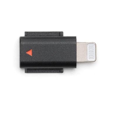 un gros plan d'une clé USB noire posée sur un fond blanc