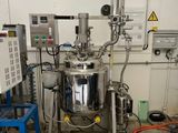 une machine placée au milieu d'une pièce