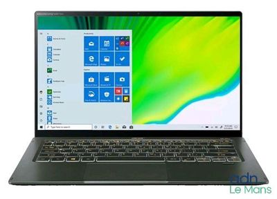 gros plan d'un ordinateur portable sur une surface blanche