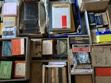 plein de cartons et encore des cartons de livres par terre