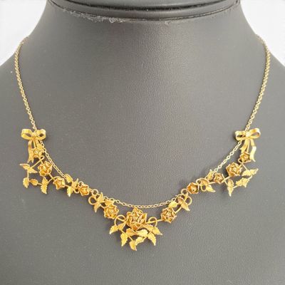 gros plan d'un collier sur un mannequin mannequin mannequin mannequin mannequin mannequin mannequin mannequin mannequin