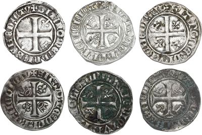 six pièces d'argent ornées de croix sur fond blanc