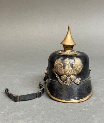 une cloche noire et dorée ornée d'un aigle doré