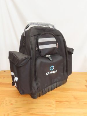 un sac à dos noir posé sur une table en bois