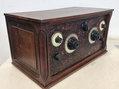 une vieille radio en bois posée sur une table