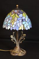Lampe en métal à patine mordorée dans le gout de Tiffany. (photo 3)