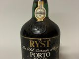 une bouteille de porto vieux de Ryet porto porto porto porto porto porto porto porto