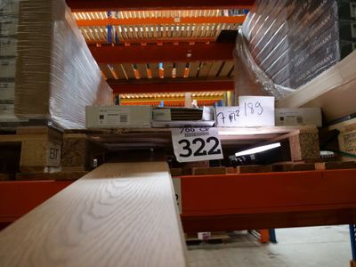 une table en bois dans un magasin, sur laquelle est posée une étiquette de prix