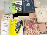 plusieurs livres empilés les uns sur les autres
