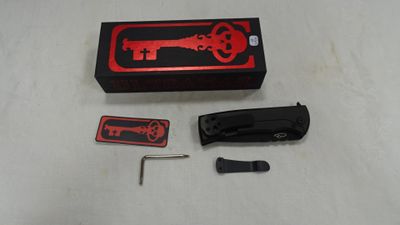 une boîte rouge et noire contenant une clé et d'autres objets