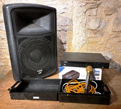 Caisse comprenant 1 ondulateur, 1 lecteur, 1 enceinte et u…