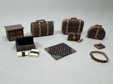 plusieurs bagages Louis Vuitton posés sur une table