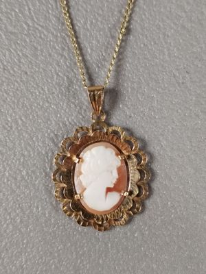 un collier en or avec un camée, un camée, un camée, un camée, un camée, un camée, un camée, un camée, un camée, un camée, un camée, un camée, un camée, un camée, un camée