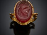 une bague en or ornée d'un motif représentant un empereur romain