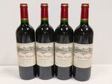 trois bouteilles de vin rouge sont alignées sur une surface blanche