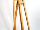 un chevalet en bois muni d'une poignée en bois, sur fond blanc