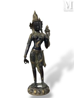 une image d'une statue en bronze représentant une femme tenant un oiseau