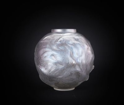 un vase blanc sur fond noir et un fond noir
