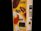 un distributeur automatique sur lequel est posée une glace au chocolat