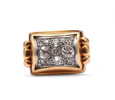 Gros plan sur une bague en or ornée de diamants
