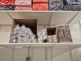 une étagère remplie de nombreux types de papier d'emballage différents